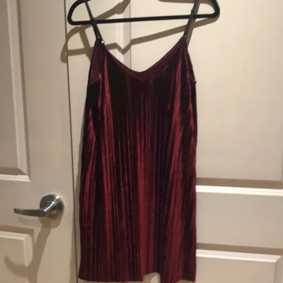 🇺🇸 Tart Burgundy Velvet Dress - Small - Picture 7 of 12